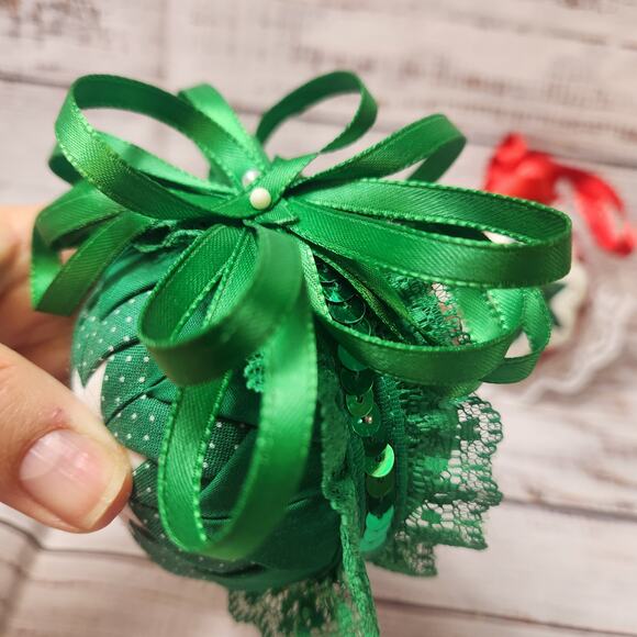 Vtg Quilted Christmas Ornaments Red Green White Star Pattern Ribbon Handmade - Picture 3 of 8